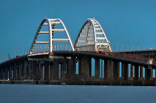 Названы сроки запуска движения большегрузов по Крымскому мосту