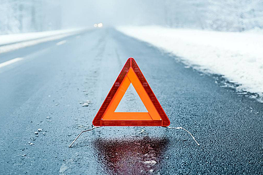 Грузовик перевернулся после ДТП на 88-м километре МКАД