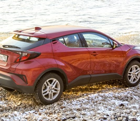 Чем Toyota CH-R зацепит водителя? Испытываем яркий кроссовер