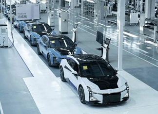 В Китае запущен в серию электромобиль с «танцующим» дисплеем