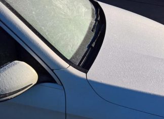 Как очистить лобовое стекло от льда и не допустить намерзание нового