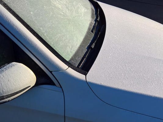 Как очистить лобовое стекло от льда и не допустить намерзание нового