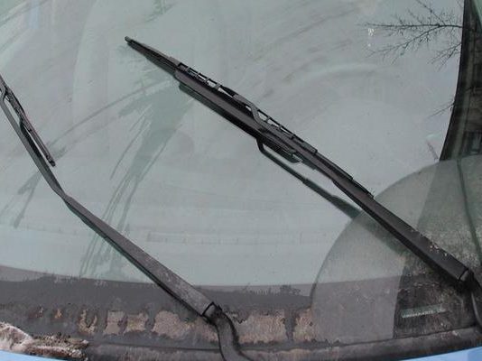 Как правильно ухаживать за щетками дворников — советы водителям
