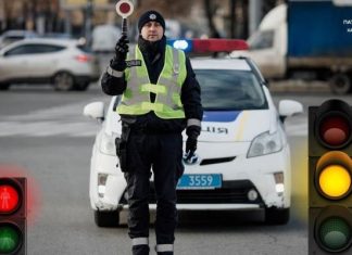 Как запомнить сигналы регулировщика — инструкция от Нацполиции