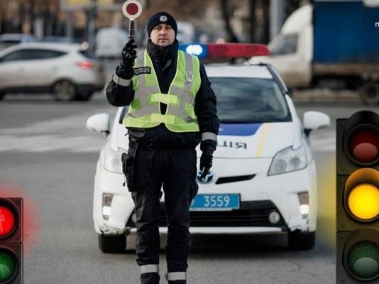 Как запомнить сигналы регулировщика — инструкция от Нацполиции