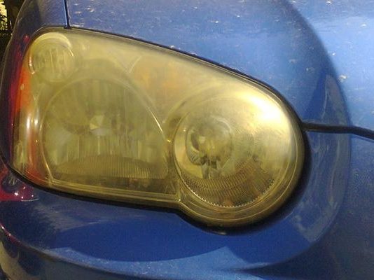 Почему на авто желтеют фары после зимы и как этого избежать