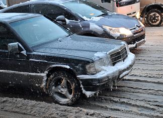 Россияне перечислили собственные методы борьбы с обледенением машины