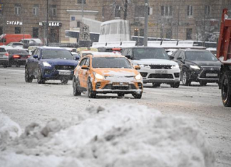Россиянам напомнили об особенностях езды на машине в гололед