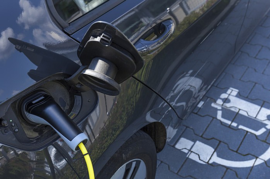 Цена новых электромобилей в РФ снизилась в два раза