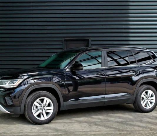 Дилеры привезли в Россию кроссовер Volkswagen Atlas из США. Подробности