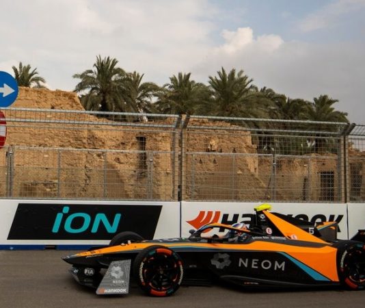 Джей Хьюз завоевал поул-позицию ко второй гонке Формулы Е в Дирии