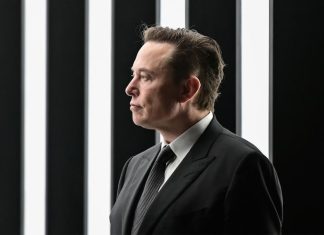 Илон Маск потерял больше всех денег в истории. Что теперь ждет Tesla