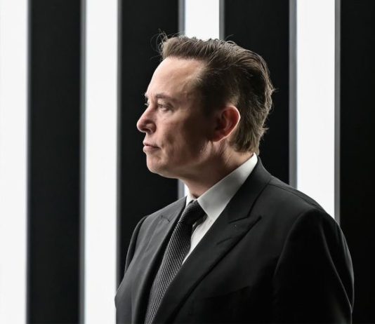 Илон Маск потерял больше всех денег в истории. Что теперь ждет Tesla