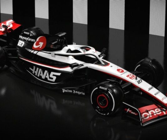 Команда Haas показала ливрею для машины 2023 года в новом цвете