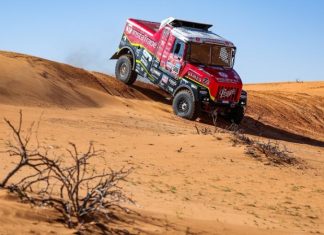 Лидер грузового зачёта Дакара переехал зрителя на спецучастке. Видео