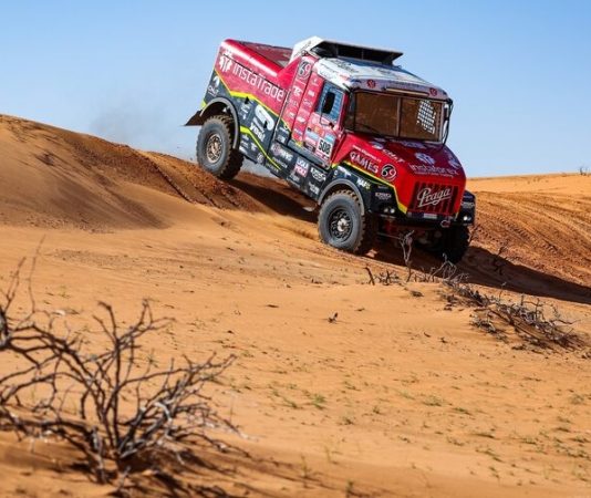 Лидер грузового зачёта Дакара переехал зрителя на спецучастке. Видео