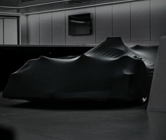 Mercedes-Benz показал новый болид. Но под покрывалом