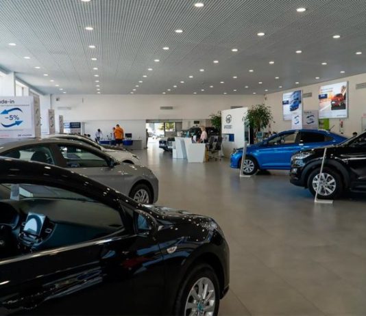 «Причину не назовем». В Казахстане перестали продавать машины россиянам