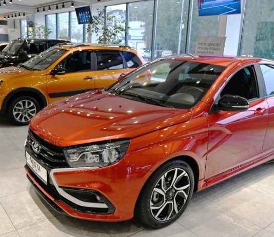 Продажи новых автомобилей в России в 2022 году рухнули на 59%
