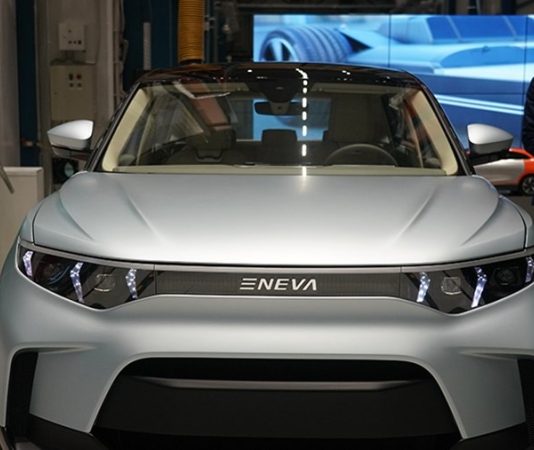 Путин осмотрел экспериментальный образец электрокроссовера E-NEVA