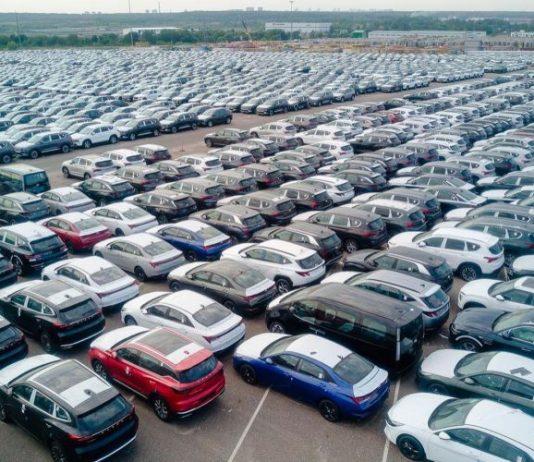 «Рынок живой»: что будет с продажами автомобилей в России в 2023 году