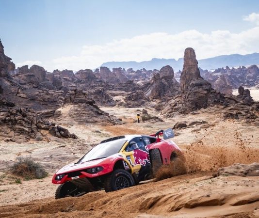 Себастьен Лёб выиграл четвёртый этап Дакара-2023, в грузовиках вновь победил Мартин Мацик