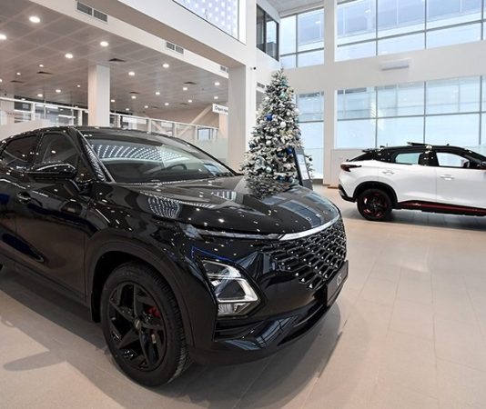 Средняя цена на новые электромобили в России в 2022 году снизилась почти вдвое