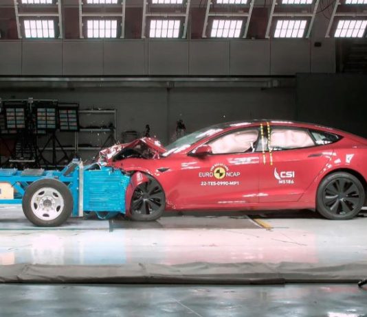 Tesla Model S разбили на краш-тестах