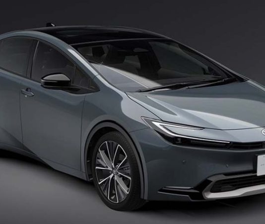Toyota запустила в Японии продажи гибрида Prius пятого поколения