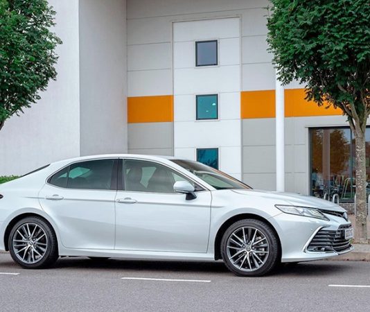 В России начали принимать заказы на седаны Toyota Camry