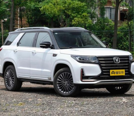 В Россию привезли большой кроссовер Changan CS95. Названы цены