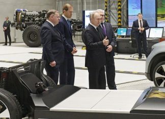 Владимиру Путину показали новый российский кроссовер E-NEVA