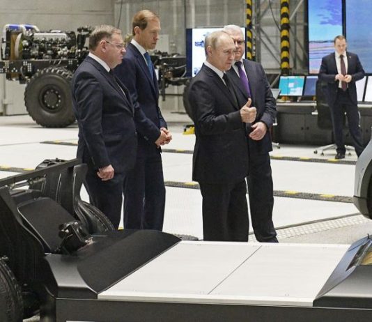 Владимиру Путину показали новый российский кроссовер E-NEVA