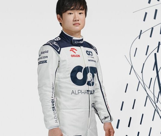 AlphaTauri показала экипировку пилотов в сезоне-2023