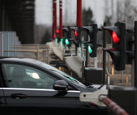 Для владельцев электрокаров в РФ платные трассы станут бесплатными