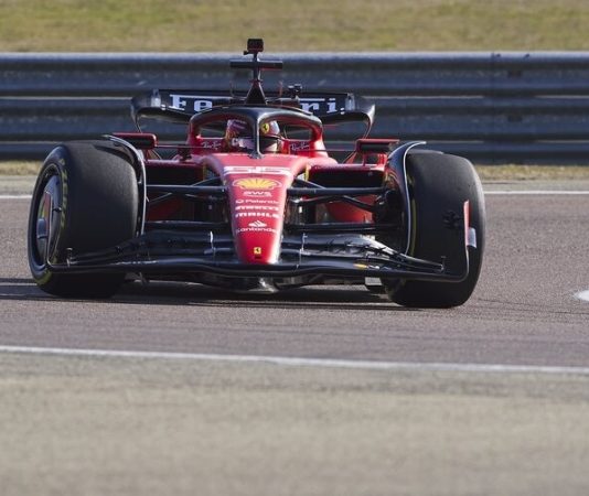 Ferrari обкатала новый болид SF-23 во Фьорано. Фото