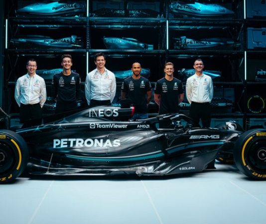 Машина Mercedes снова стала чёрной. Команда Хэмилтона представила W14