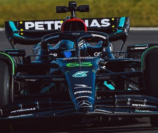 Новая машина Mercedes сломалась при первом выезде на трассу