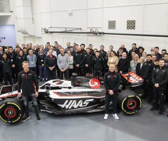 Полдня каждому: Haas назвал график работы пилотов на тестах