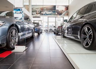 Продажи новых автомобилей в России в январе упали на 63%