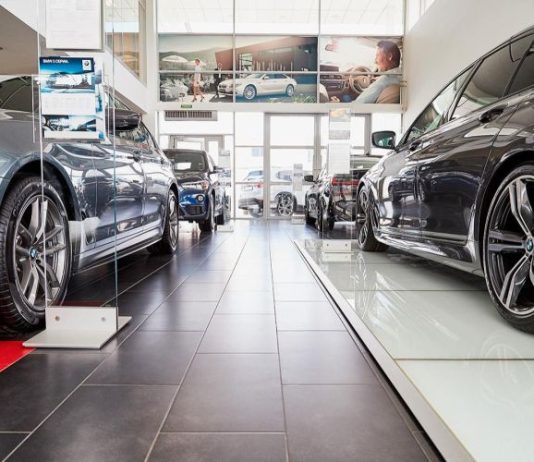 Продажи новых автомобилей в России в январе упали на 63%