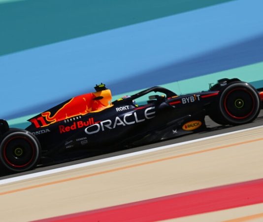 Серхио Перес стал быстрейшим в заключительный день тестов Формулы 1 в Бахрейне