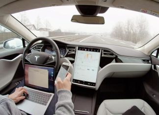 Власти США заявили об опасности автопилота Tesla