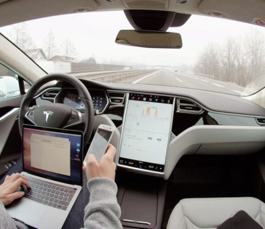 Власти США заявили об опасности автопилота Tesla