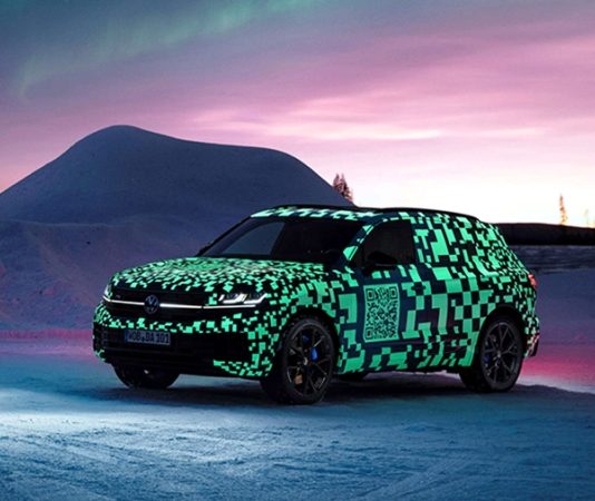 Volkswagen показала первые фото обновленного кроссовера Touareg