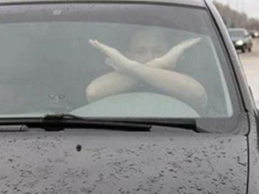 Забытый жест на дороге, который должен знать каждый водитель