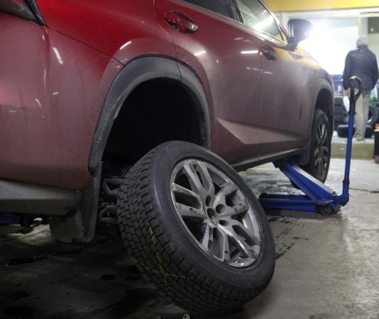 Автоэксперт предупредил о навязывании лишних услуг при шиномонтаже