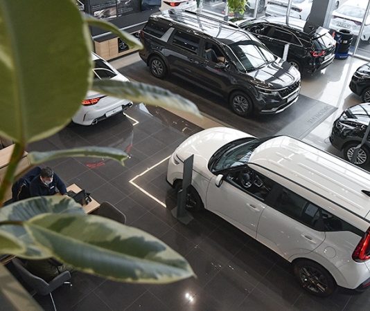 Автомобильный рынок РФ после спада начал восстанавливаться в конце 2022 года