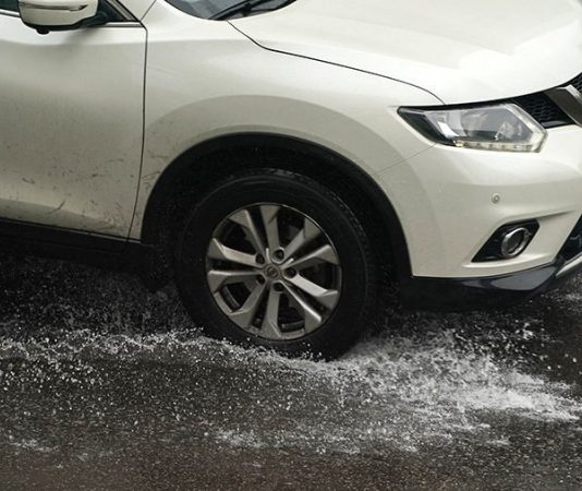 Эксперт рассказал об опасности луж на дорогах для автомобиля