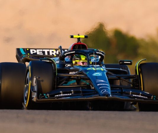 «Как будто её за поводок дёргают». Крофт раскритиковал машину Mercedes